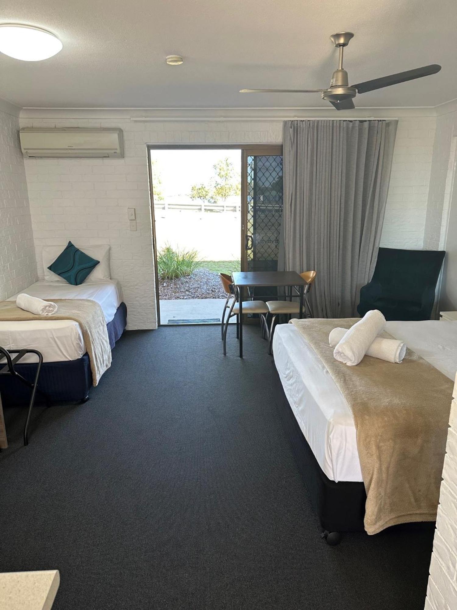 Bribie Waterways Motel Bongaree ภายนอก รูปภาพ