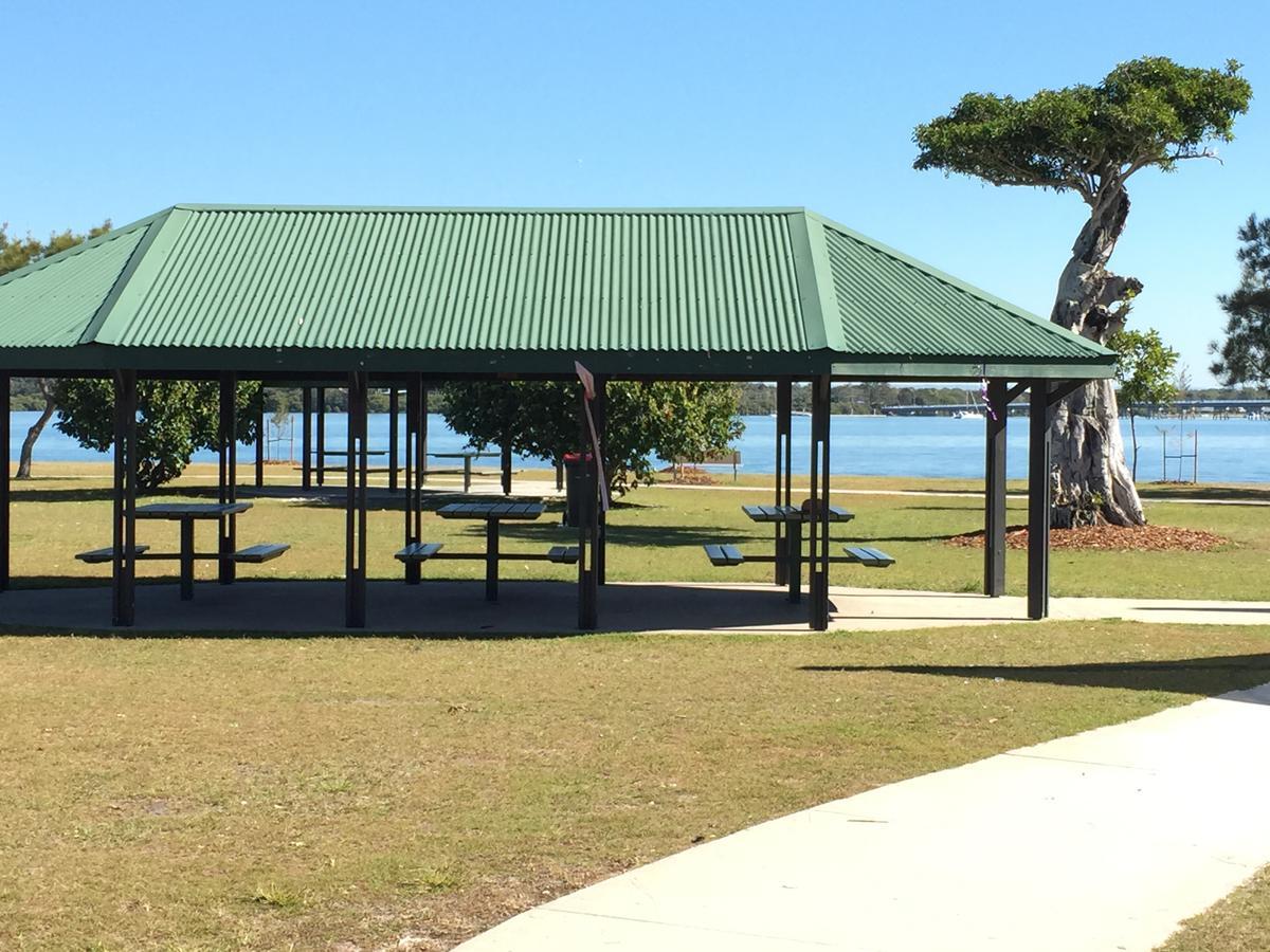Bribie Waterways Motel Bongaree ภายนอก รูปภาพ